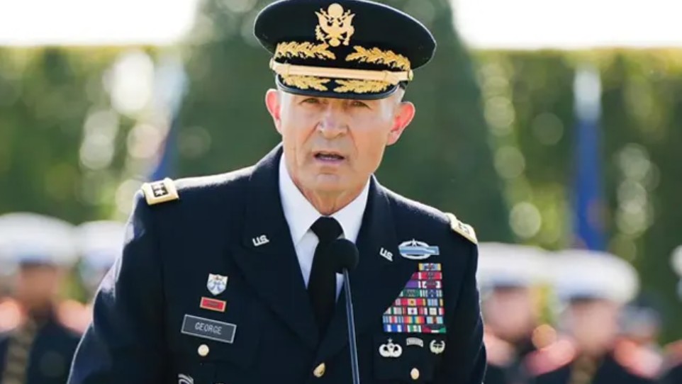 అమెరికా ఆర్మీ చీఫ్ పై ట్రంప్ సర్కార్ వేటు